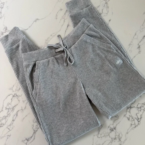 Alo Yoga Muse Sweatpant Jogger - Athletic Heather Grey - Size Small - Picture 2 of 8